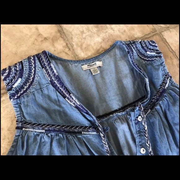 Denim Sleeveless Vest - Picture 2 of 4